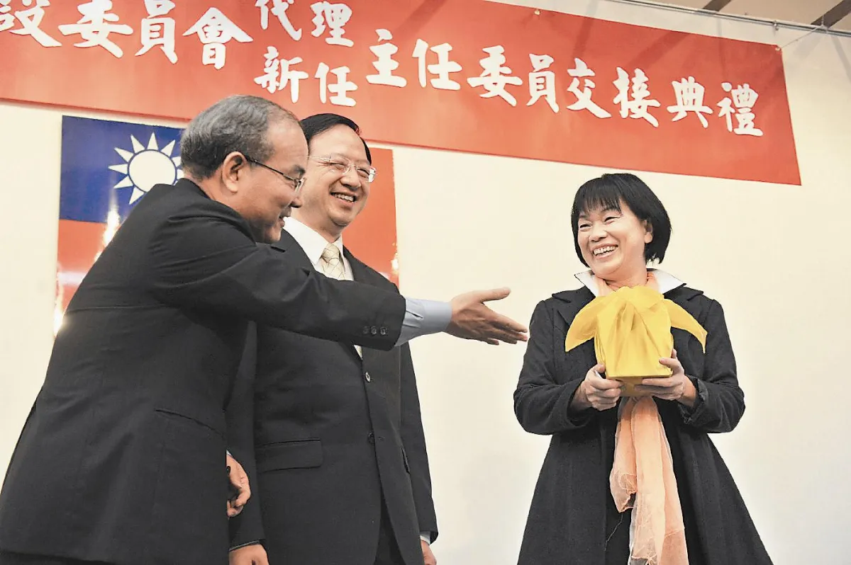 龍應台 盼文化部像方糖融於水