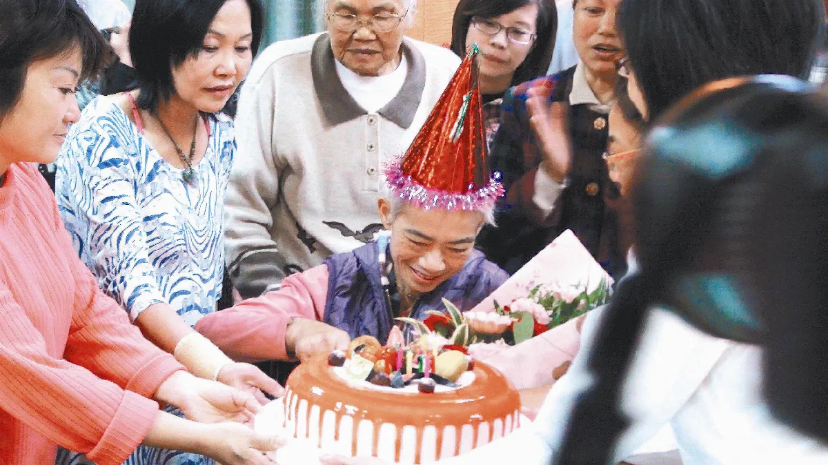 30年未謀面兒子來慶生 癌末患笑了