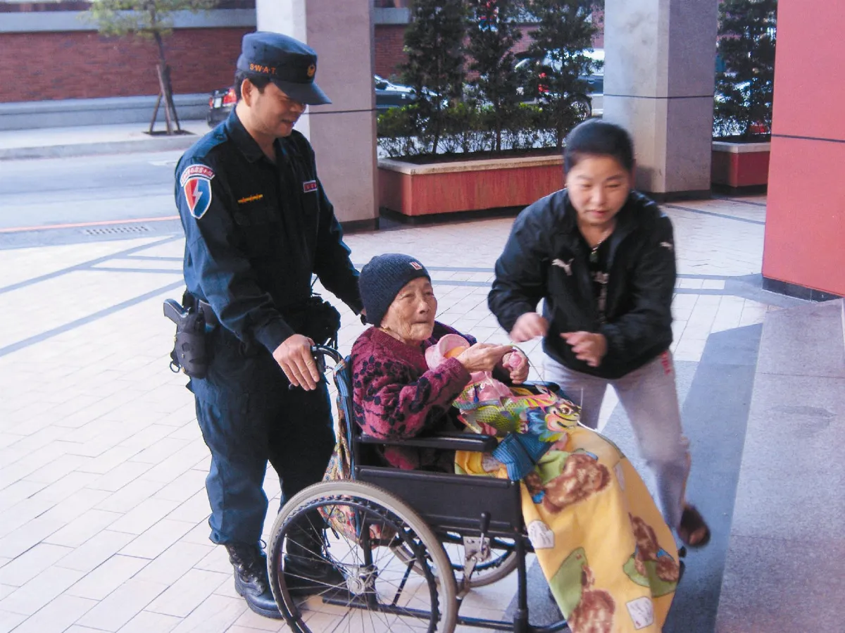百歲嬤一出門 向蔣公銅像敬禮