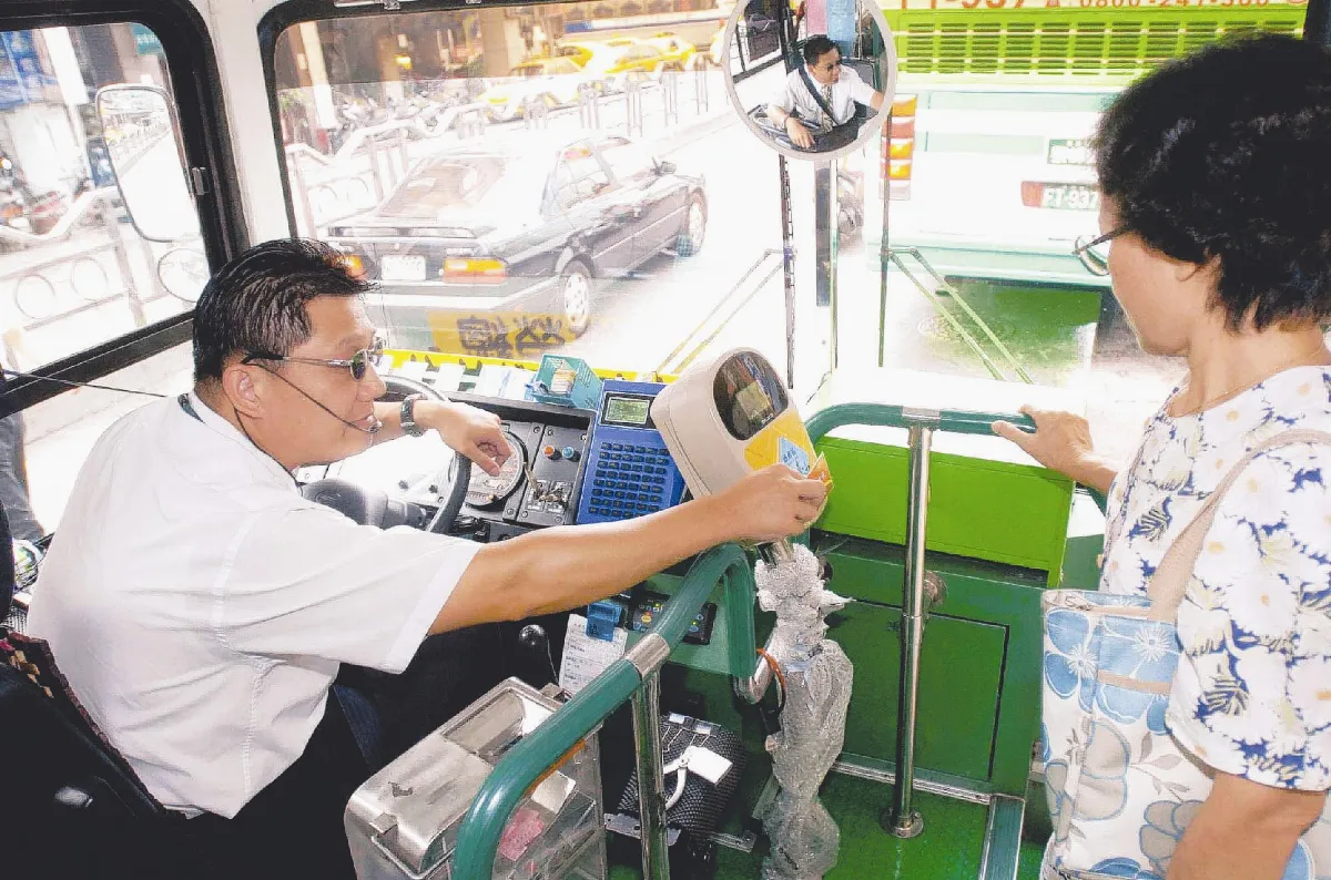 角落的感動敬業的公車司機
