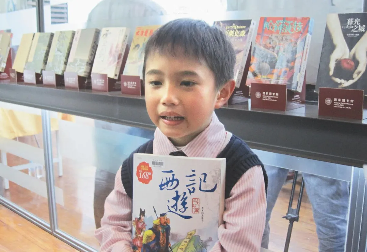 5歲童聽書千冊 縣長表揚