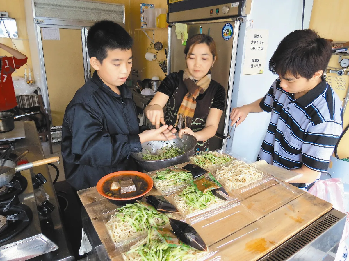 助弱勢 李若望神父開涼麵攤