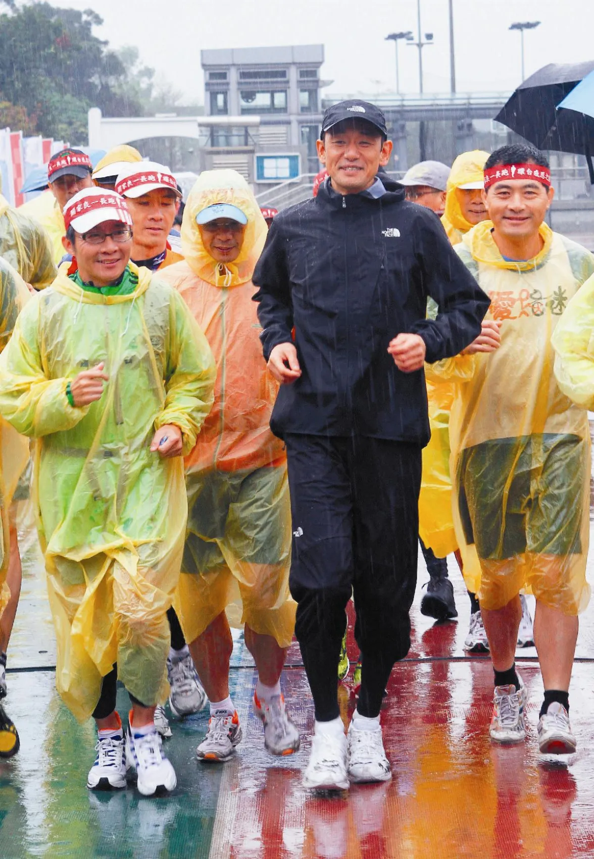 感念震災援助 關家良一路跑環台