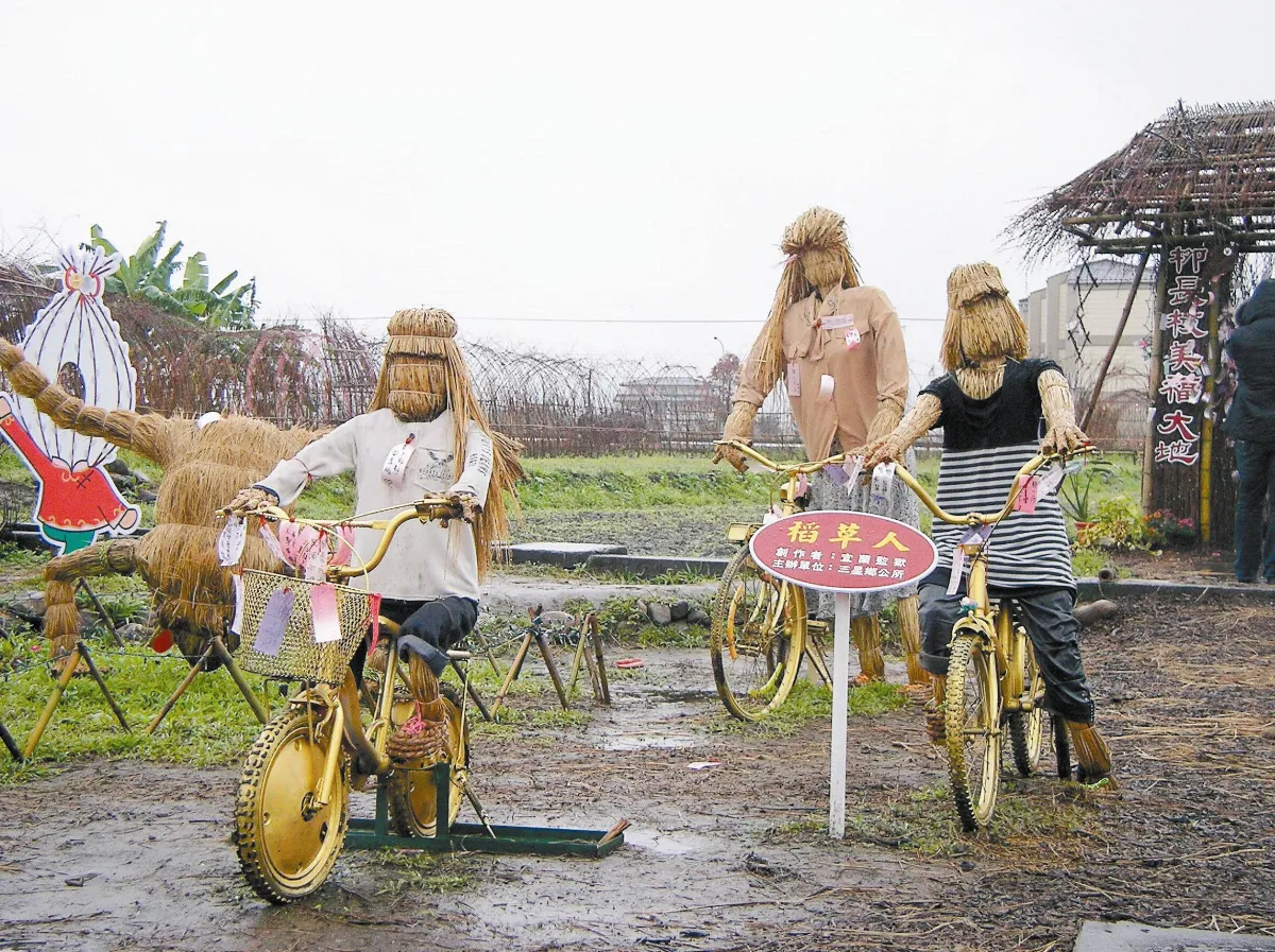 【生活快門】 騎單車的稻草人