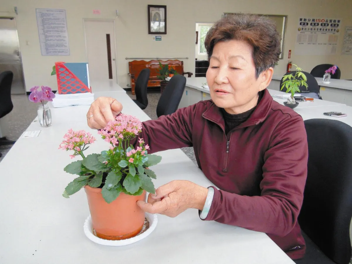 【社區部落格】花仙子阿嬤 到警局拈花