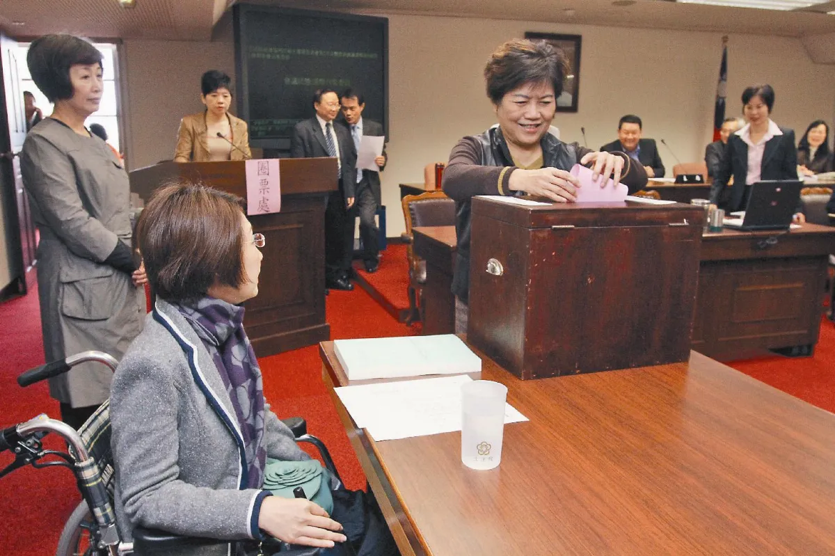 召委選舉拚手氣 藍10綠6