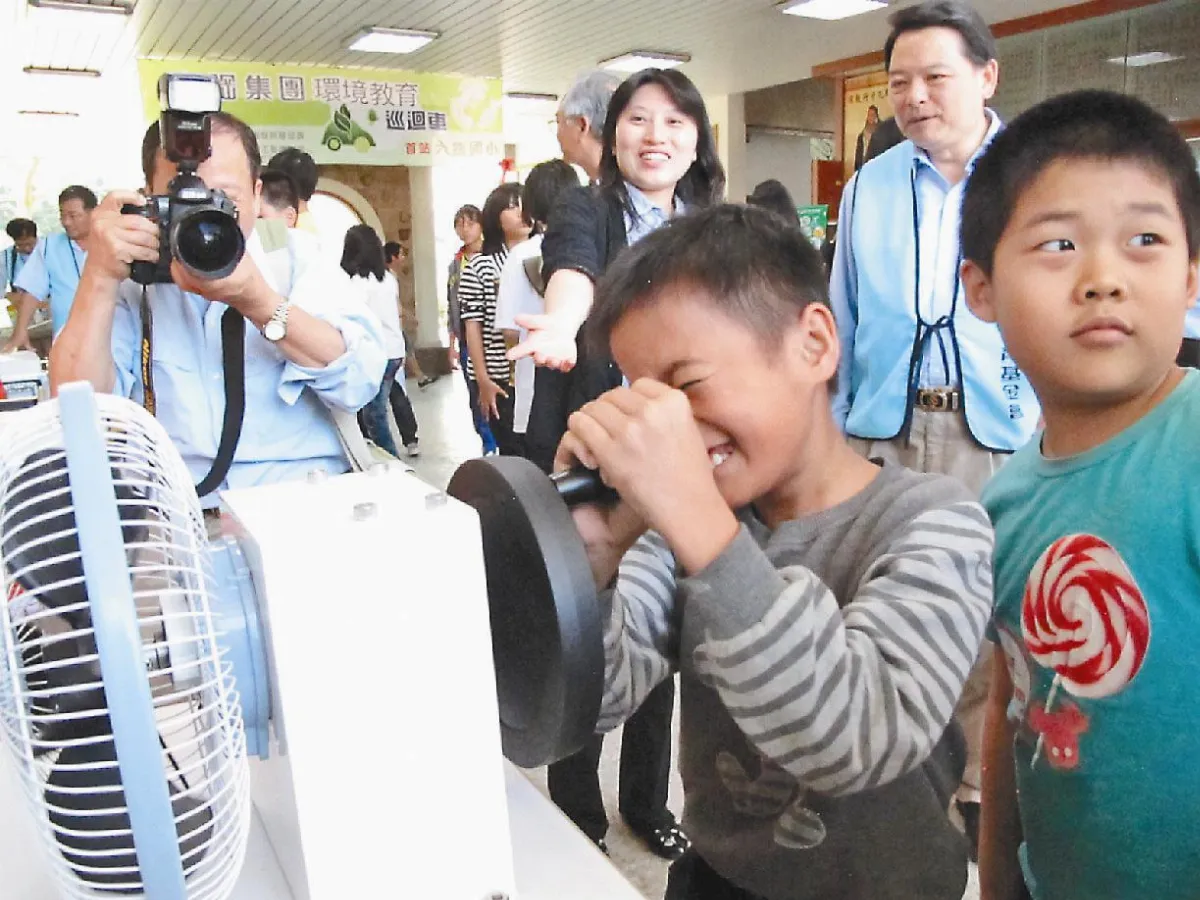 中鋼環境教育車 啟發六龜小學生
