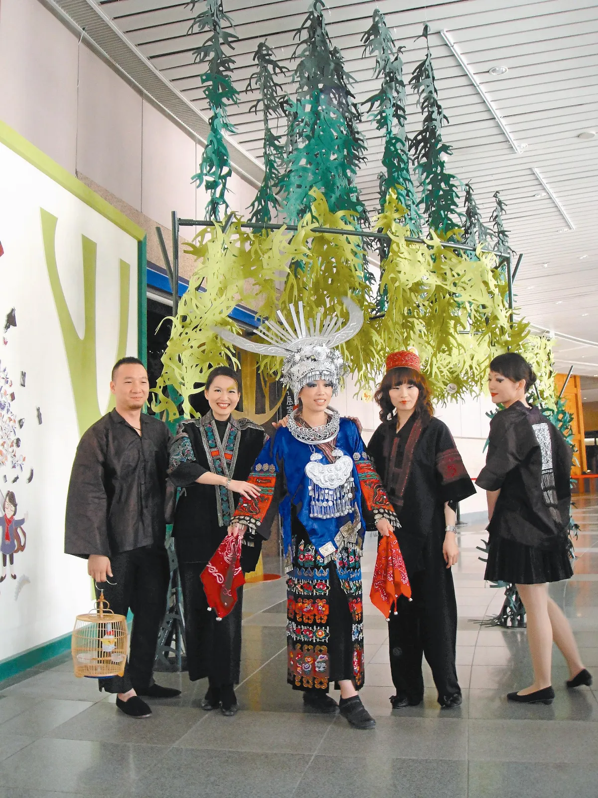 三八女能手特展 苗服颳時尚風
