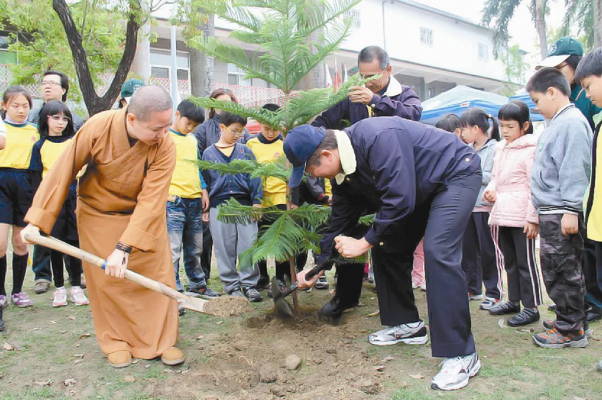 珍愛大地 佛光人高雄植樹