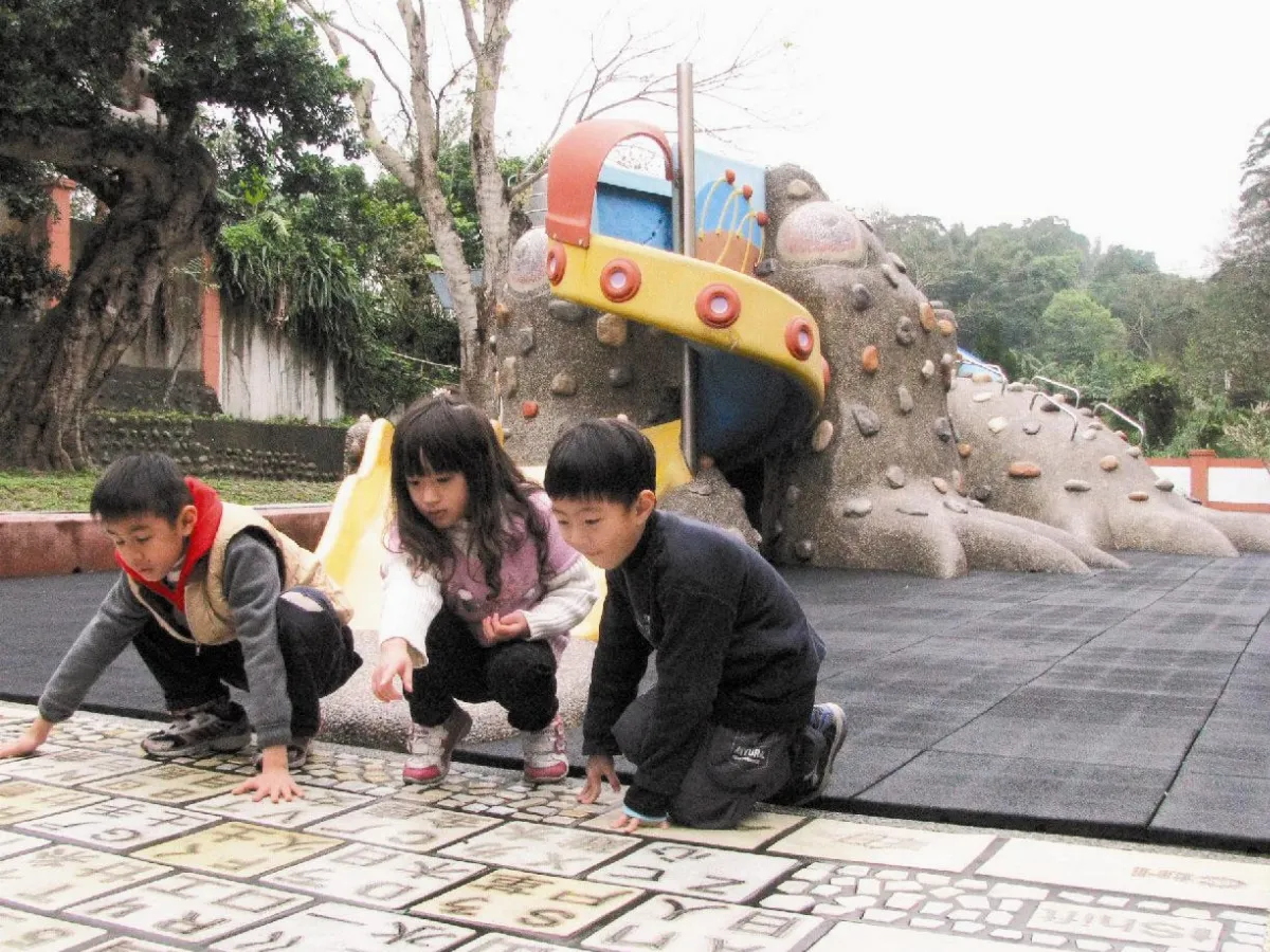 廢滑梯變裝置藝術五湖國小 讓每個角落都是教材