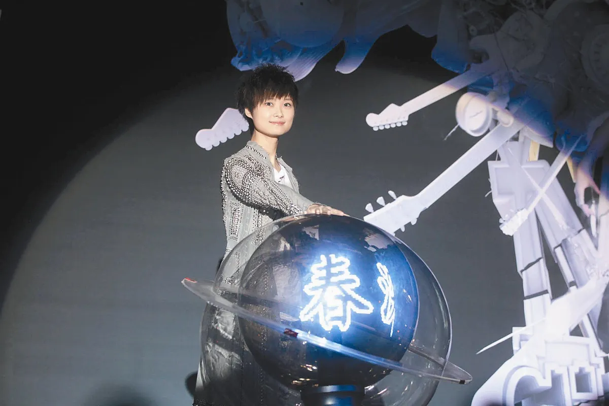 李宇春中性時尚從超女變鈔女