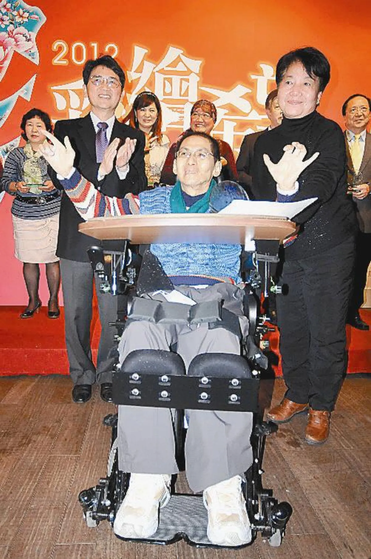 車禍癱瘓癌友 畫出樂觀人生