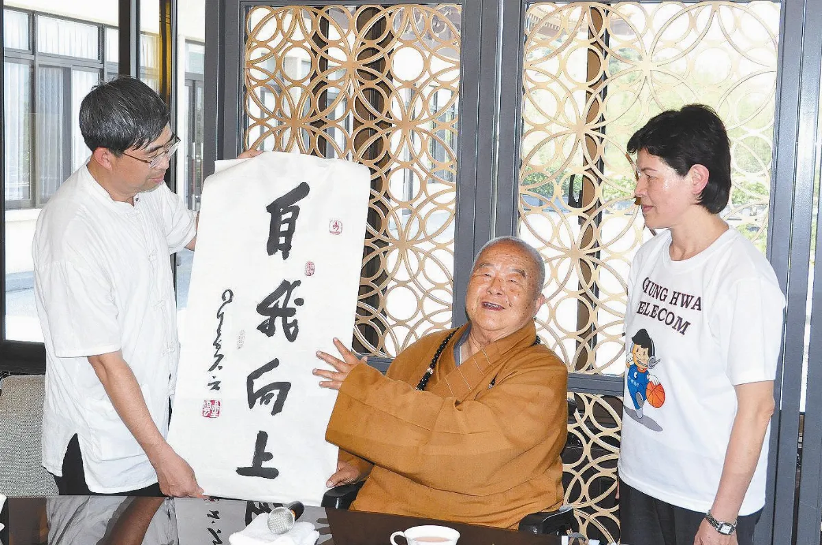 中華電信女籃隊訪佛館星雲大師談籃球 勉自我向上
