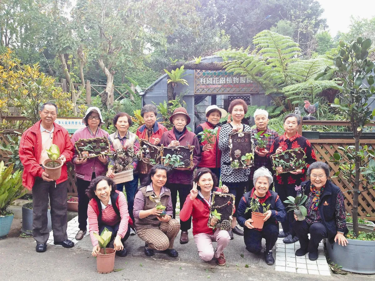 老入花叢 樂當植物醫生