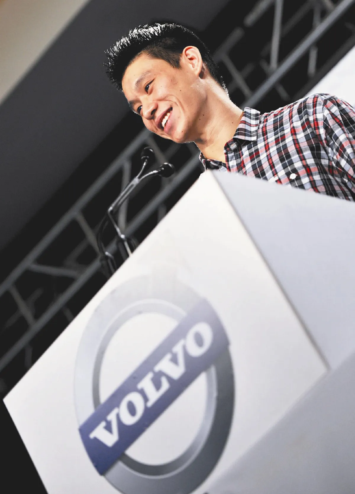 豪小子  坐房車想跑車