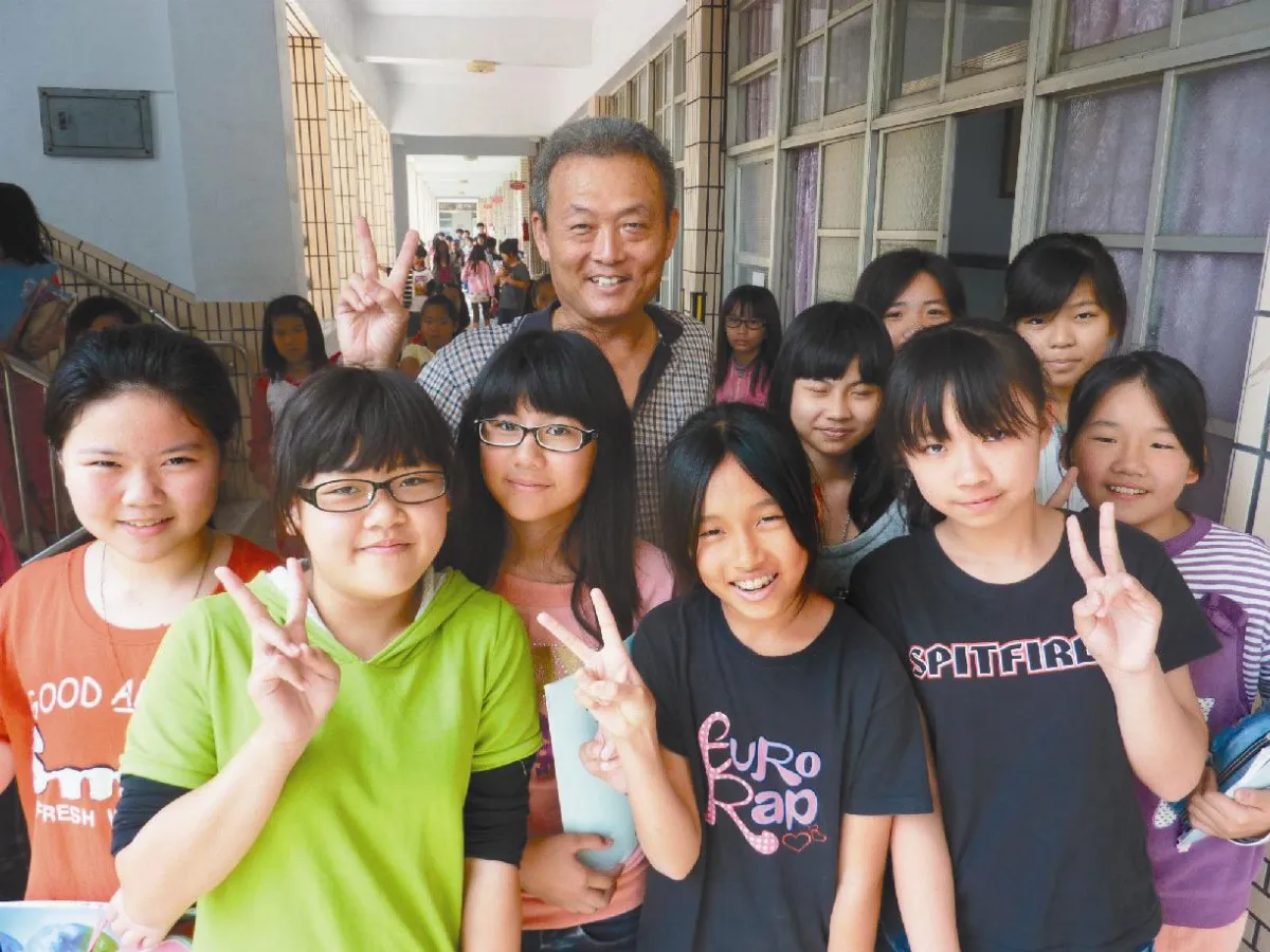 繁華國小校長 殘缺手指成好教材