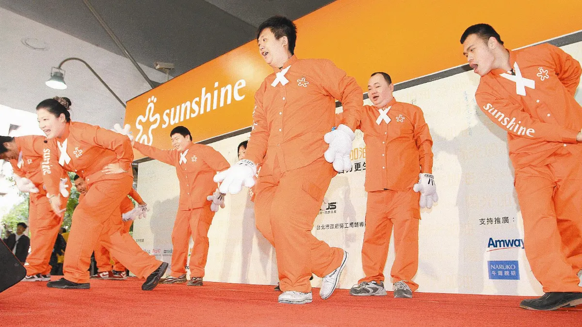 陽光加油站開張 身障者秀加油舞