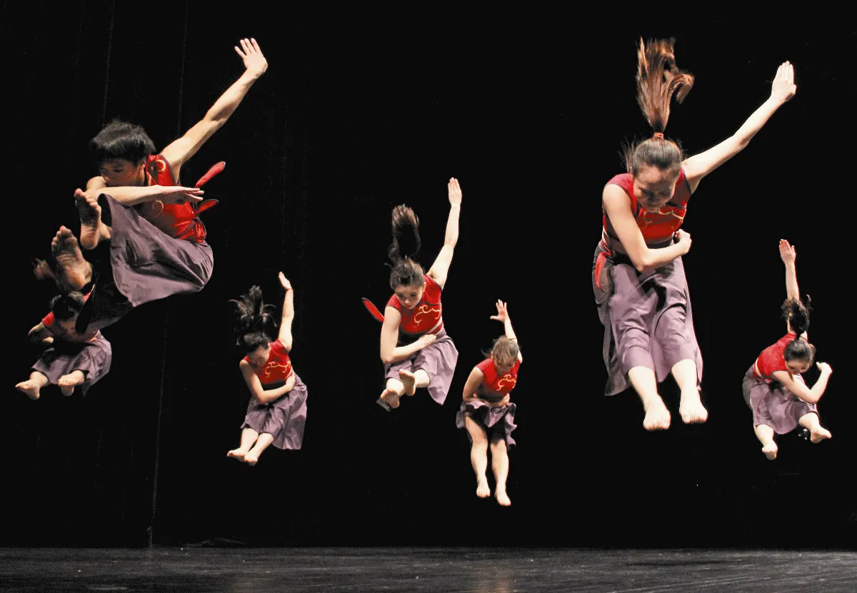 大提琴貫串 舞動靜止的流沙