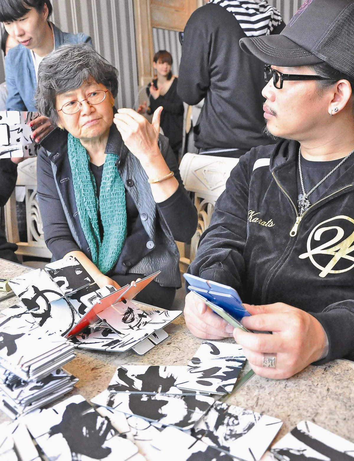 跳出宣紙 董陽孜書法躍上卡片