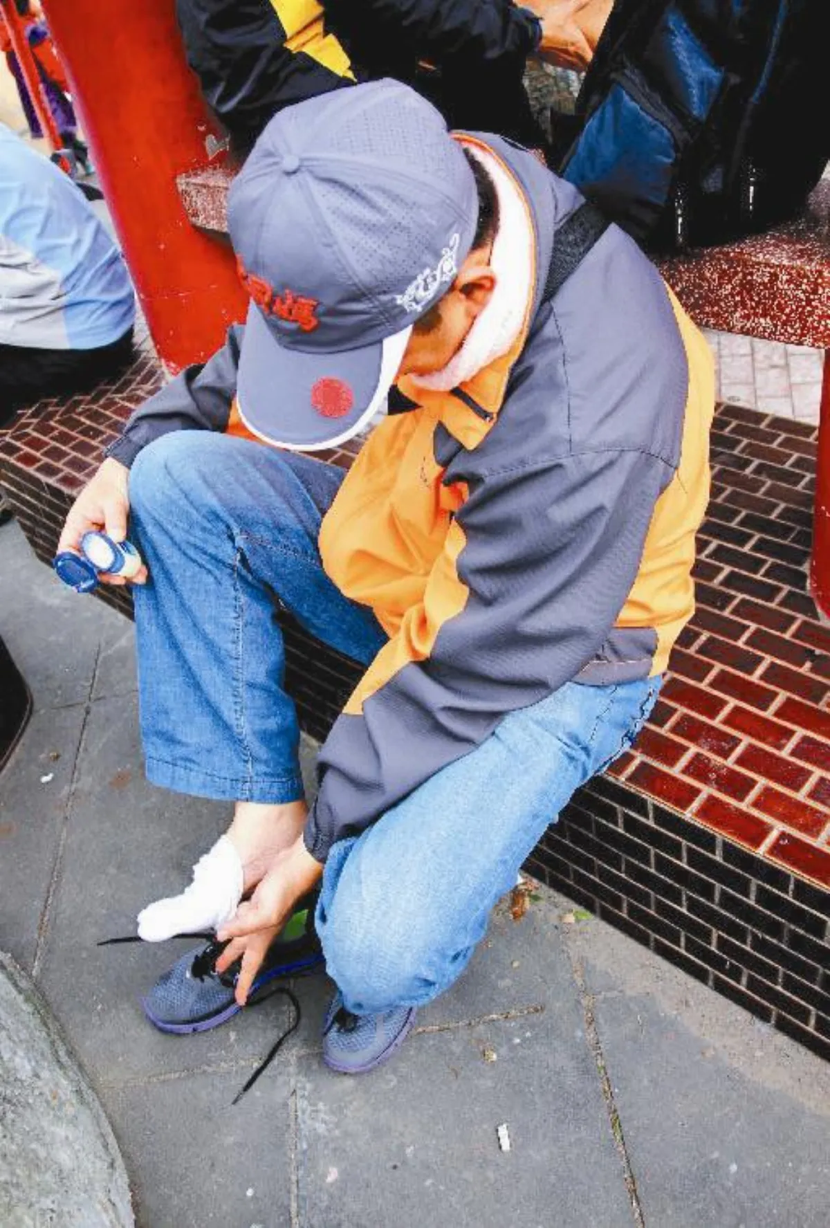 瘋大甲媽 腳底起泡擦藥再走