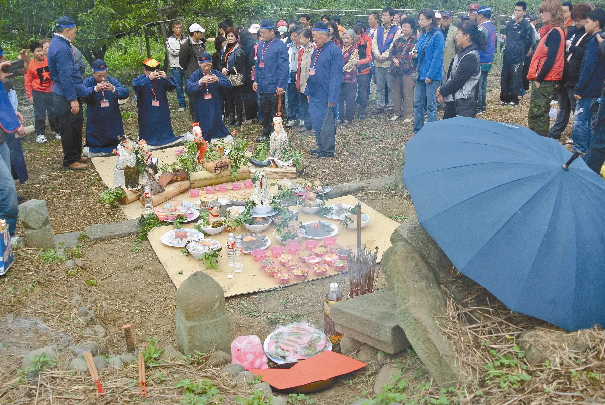 雄牛鬥崁祭祖 傾斜墓碑旺香火