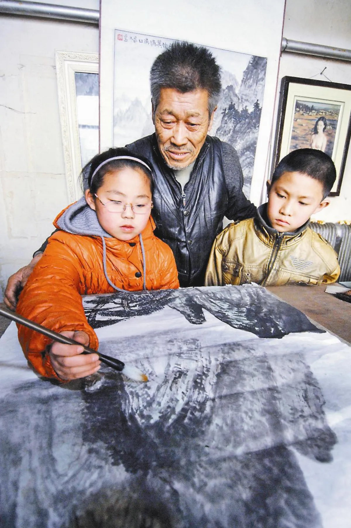 七旬老人 免費教畫30載