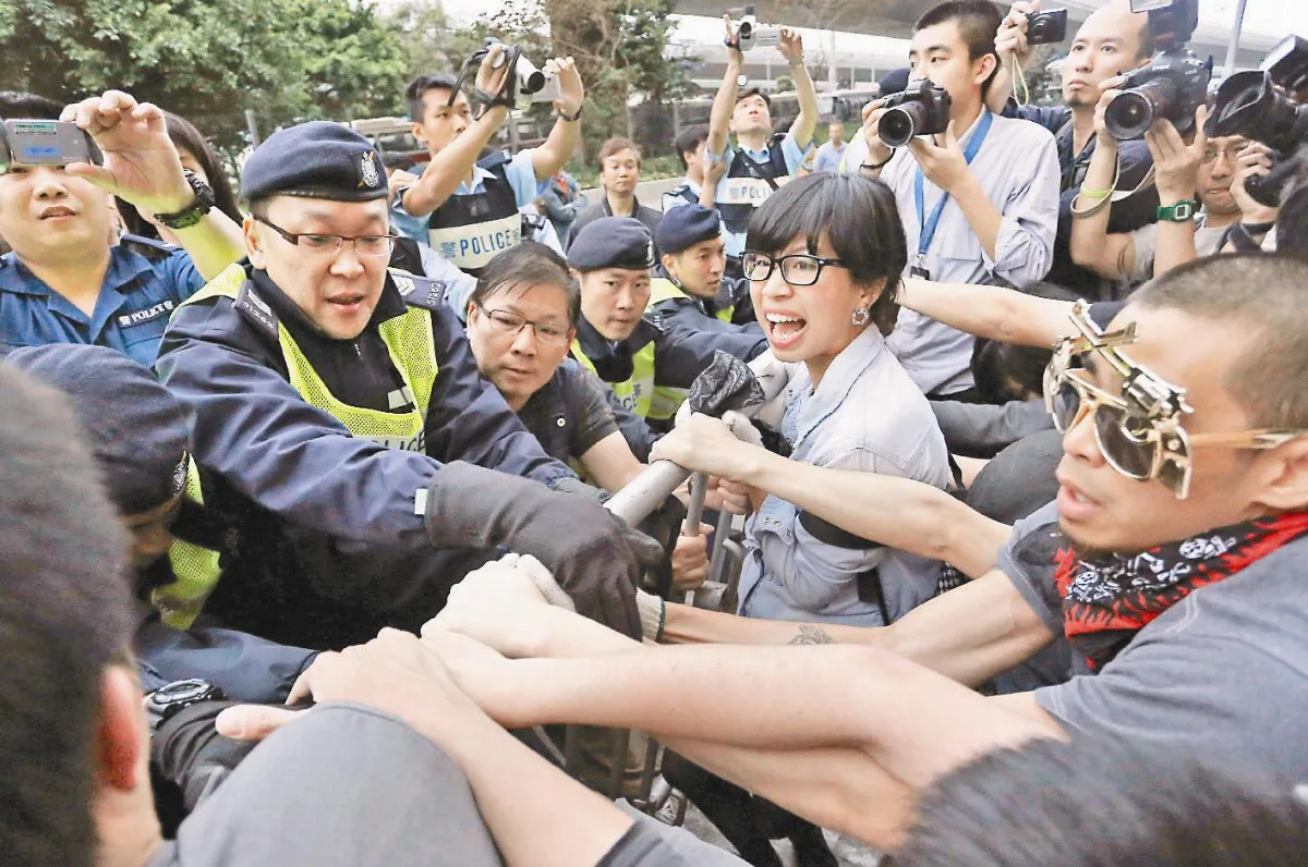 抗議中聯辦干預選舉 港大遊行爆衝突
