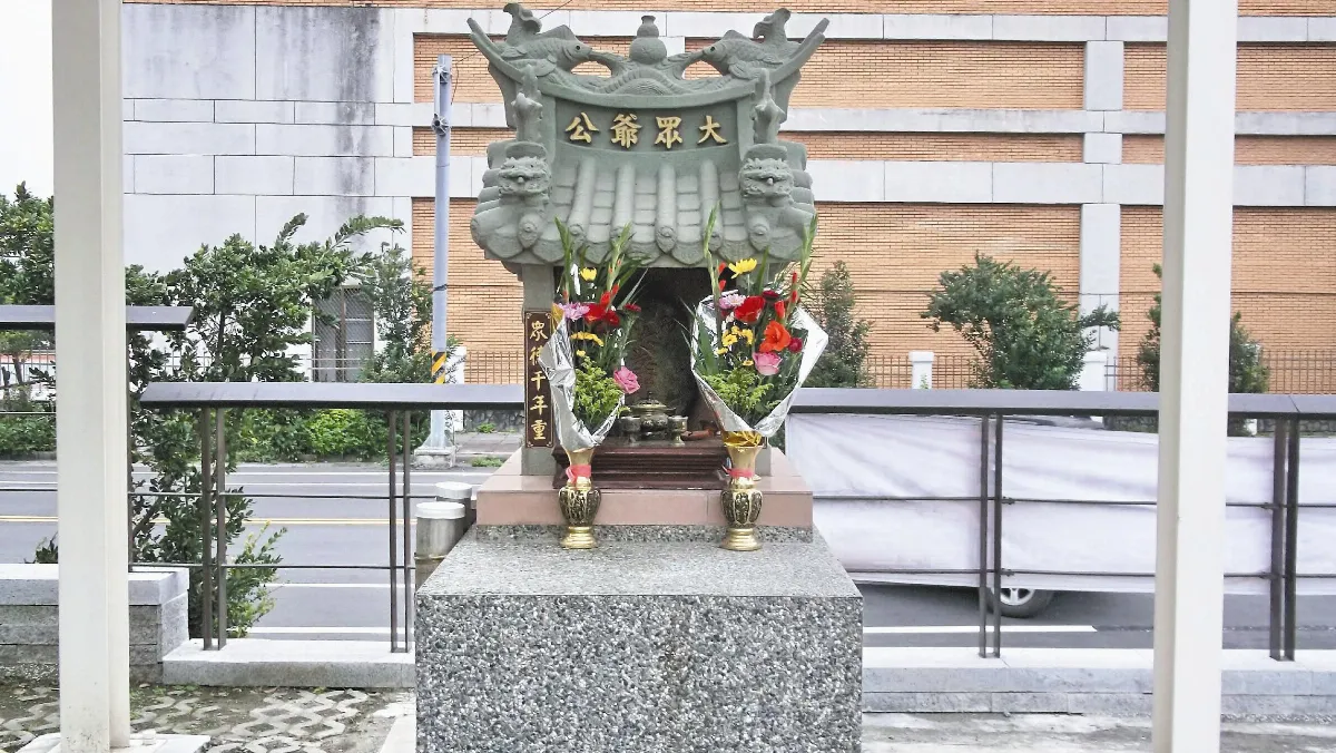 鎮公所有座廟
