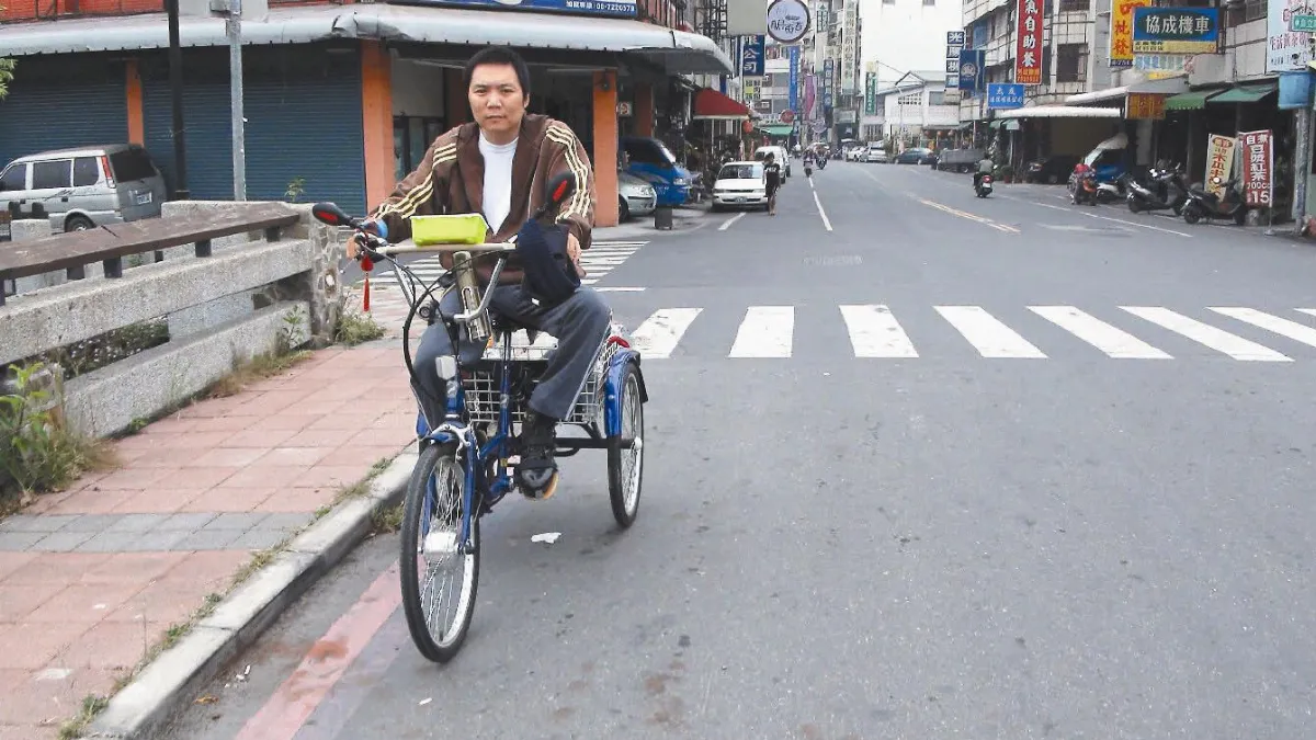 積極復健 脊損男能騎電動三輪車
