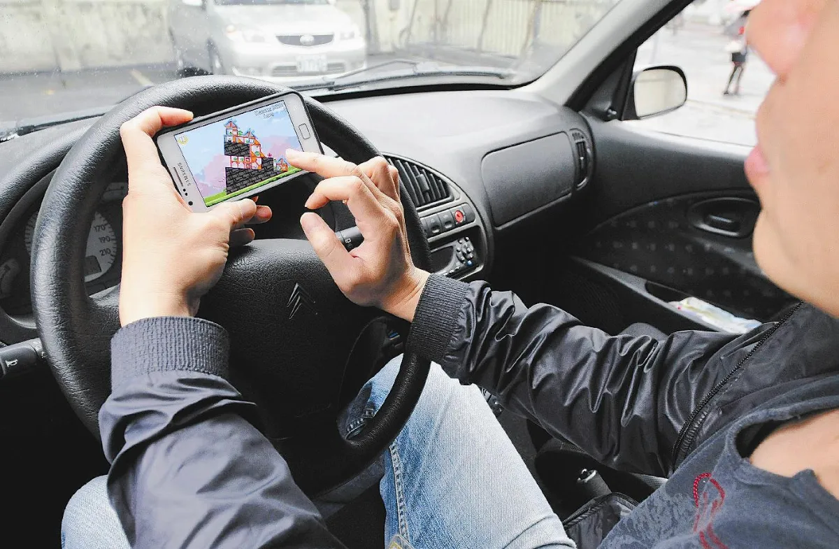 駕車低頭族 最高可罰3千