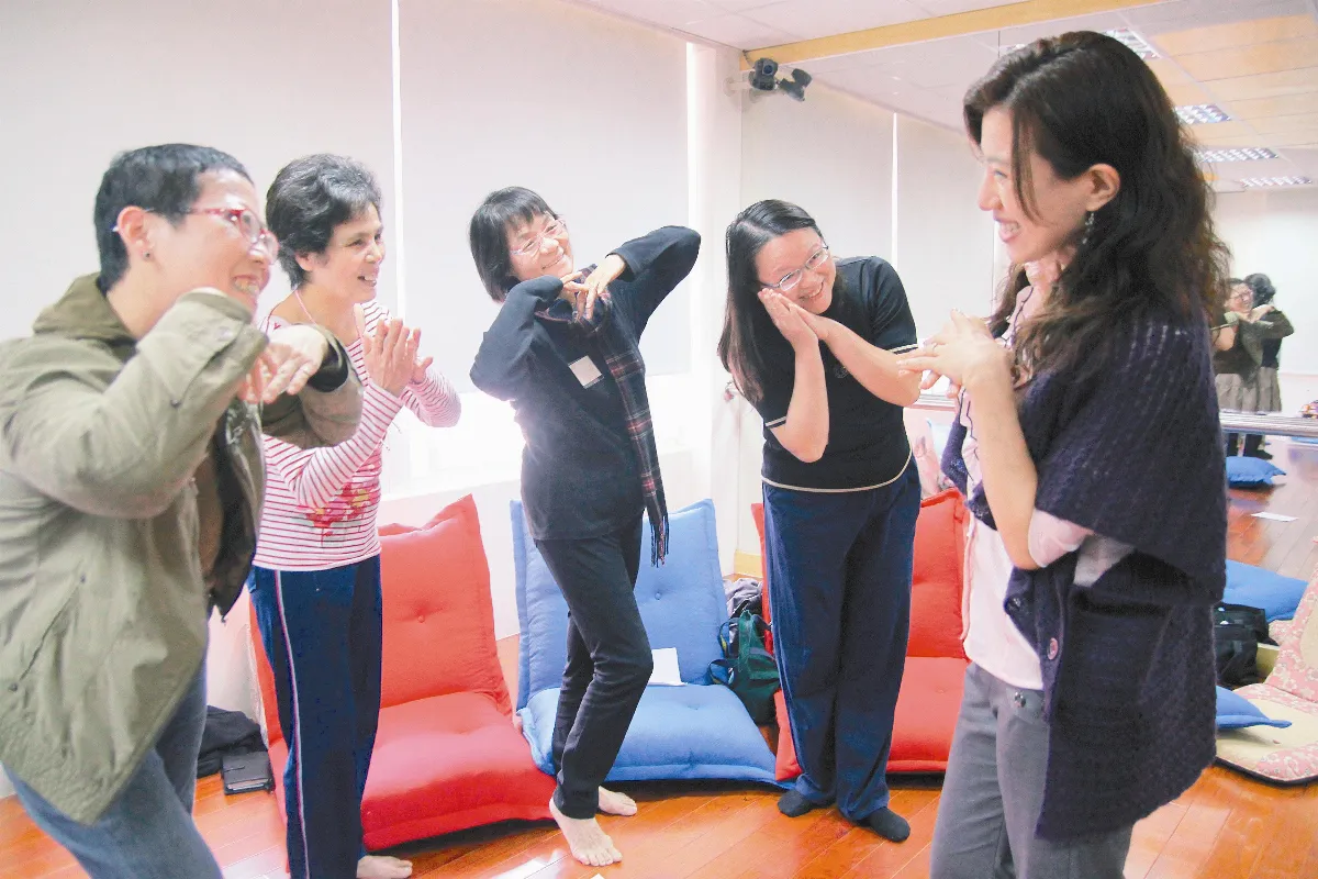婦女劇團 肢體說故事飾演跳跳糖 婆婆媽媽動起來