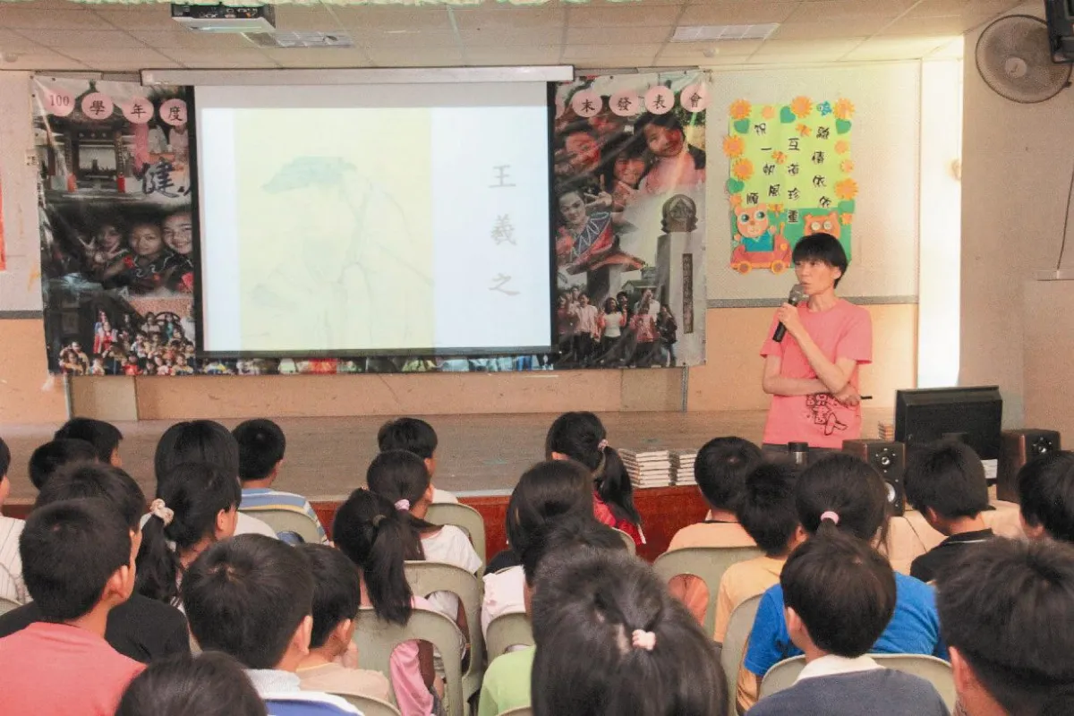 偏鄉小學說故事 小朋友：周阿姨很好玩