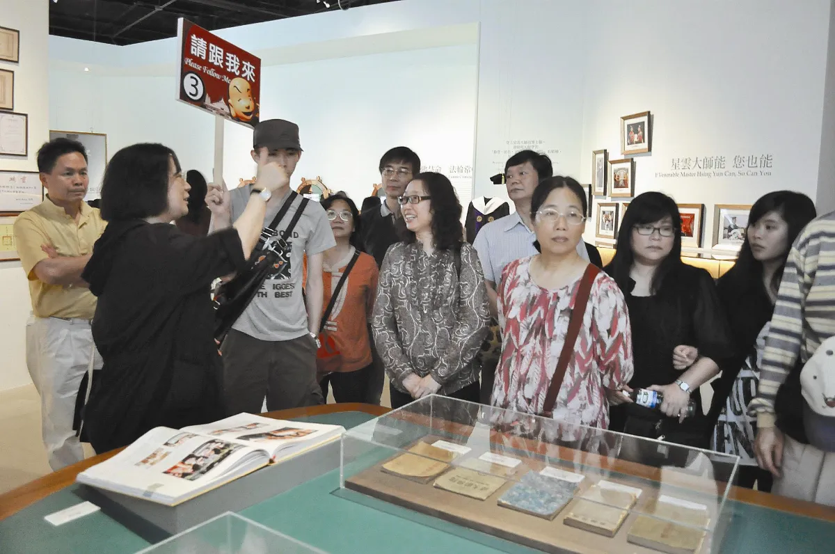 趙大深戴玉琴喜當義工 導覽佛館