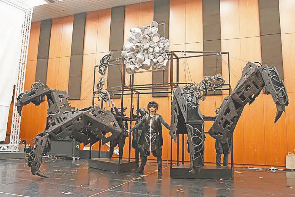 戲偶分大小 營造星球距離感