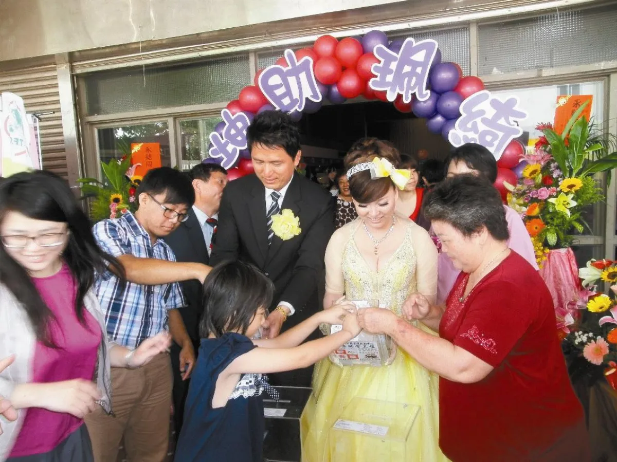 結婚不忘公益 宴客兼募發票