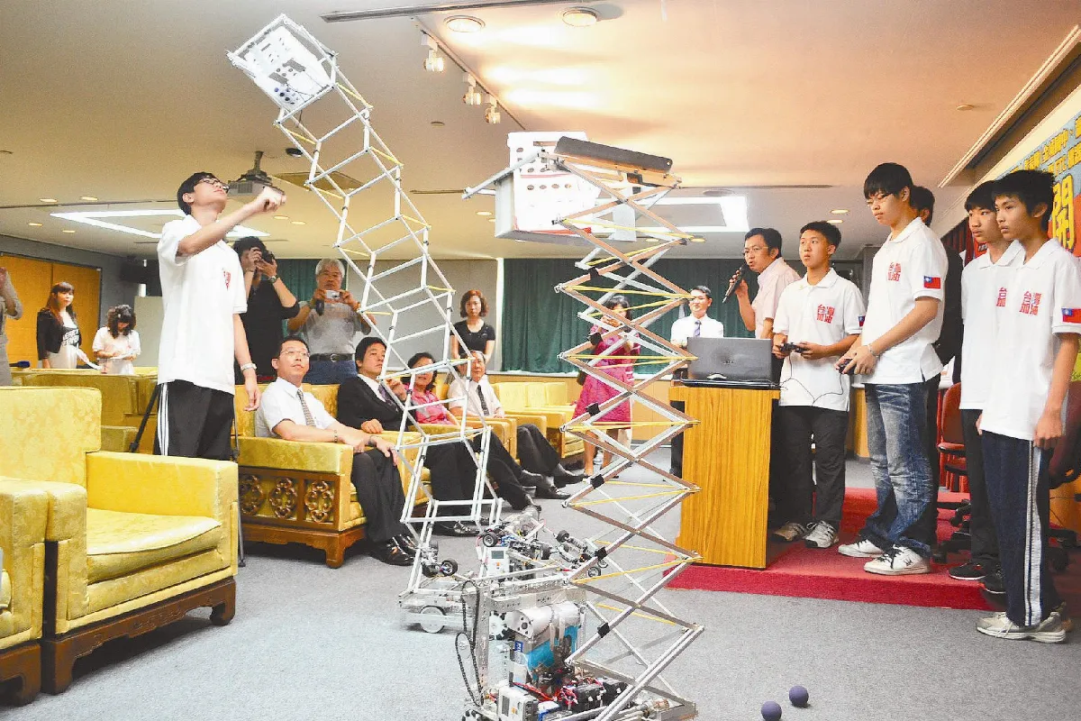 參加世界機器人大賽南市3校4人代表隊 先露一手