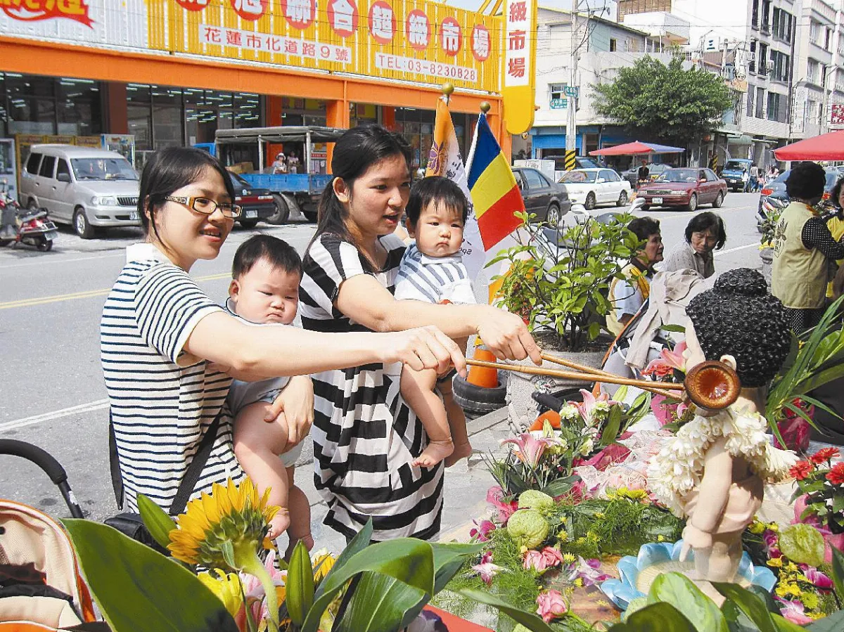 浴佛淨心 花蓮佛光人慶佛誕
