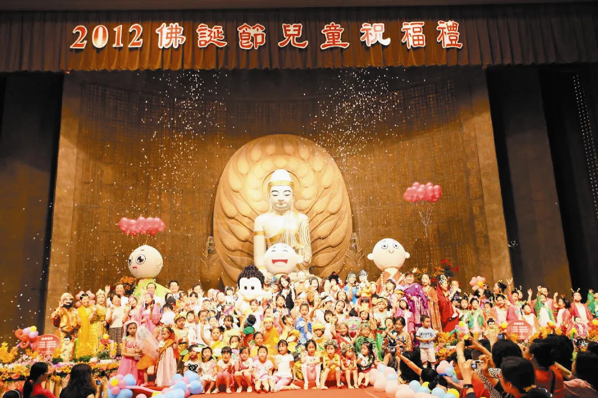 兒童祝福禮 佛誕走秀獻給佛陀