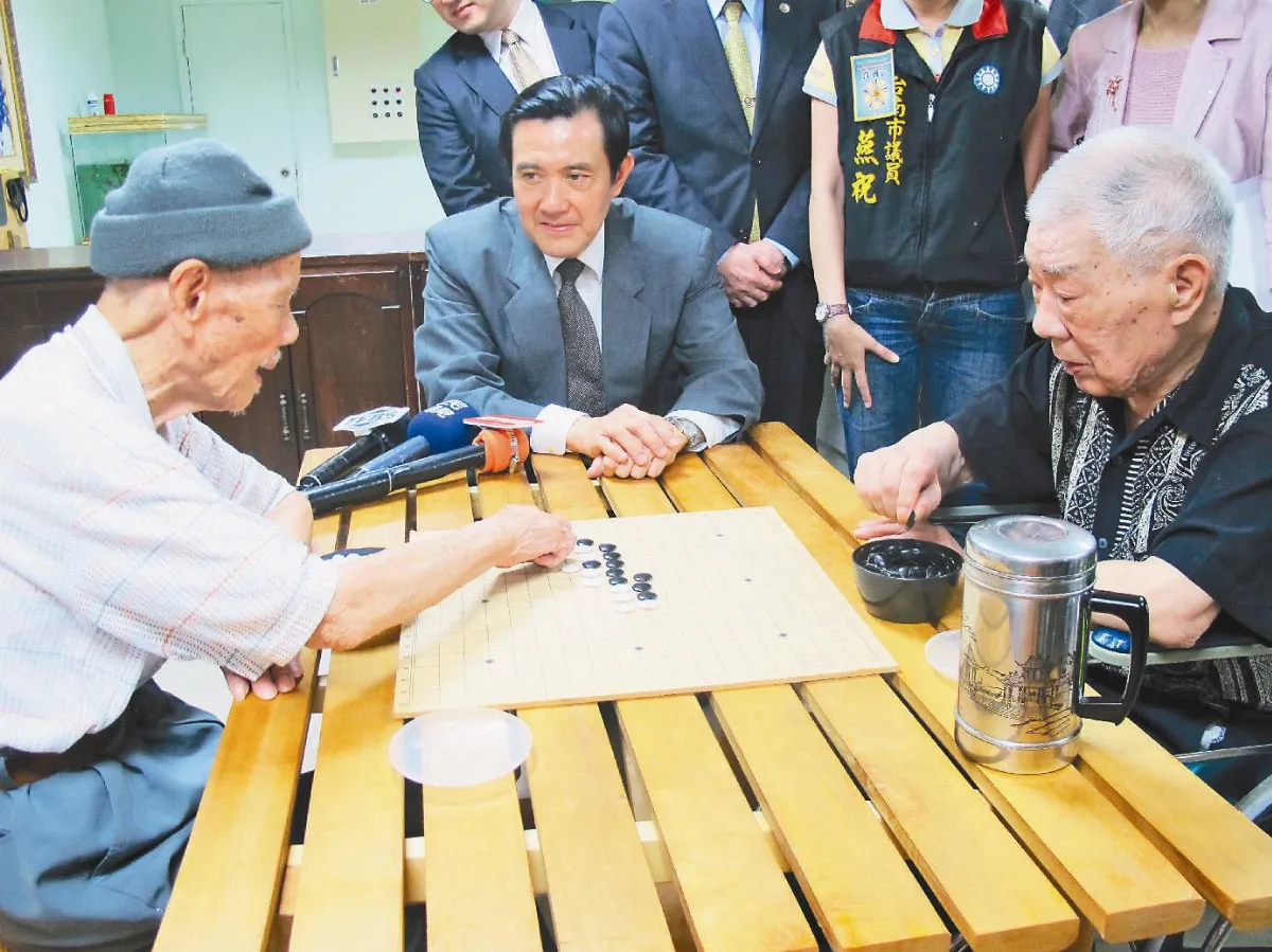 總統訪榮民 陪下棋話家常