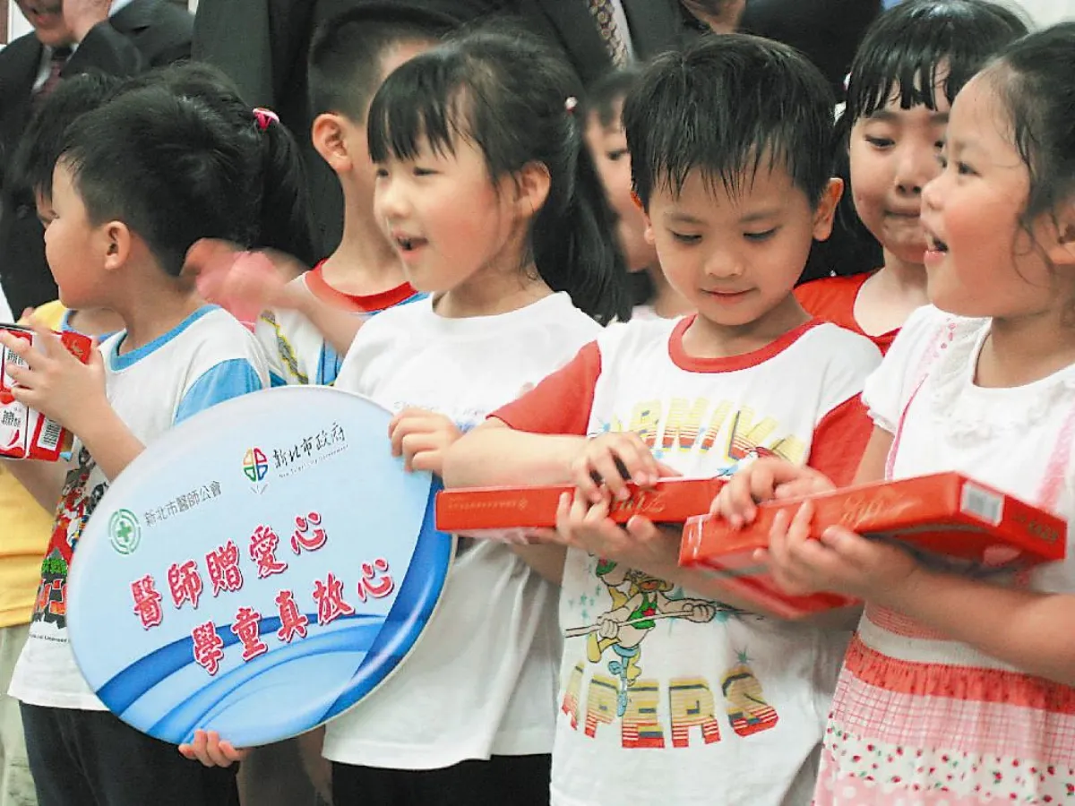 醫師公會捐肥皂給小學