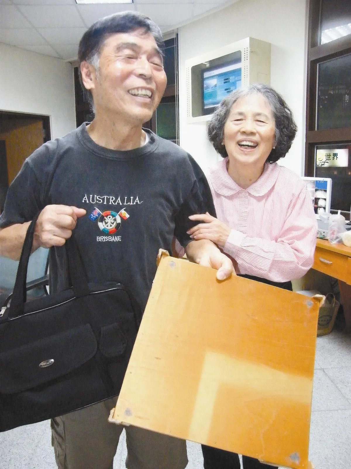 阿嬤勤學 夫體貼相伴