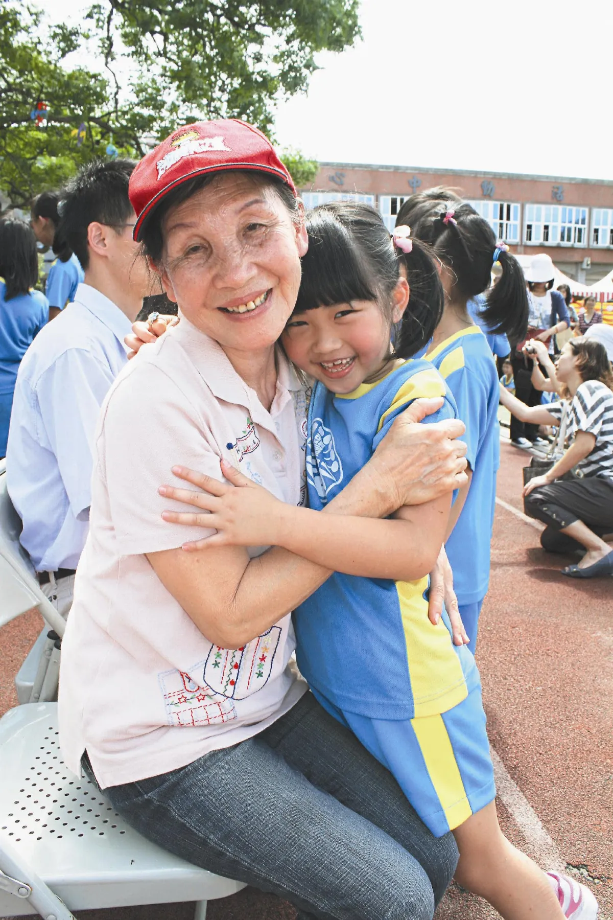 祖孫互擁 愛家五一五