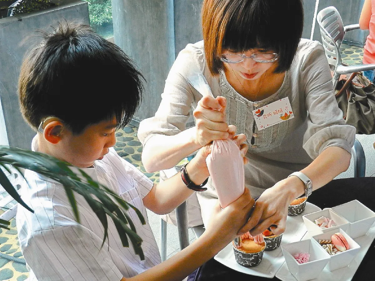 聽損兒送蛋糕 感謝媽媽