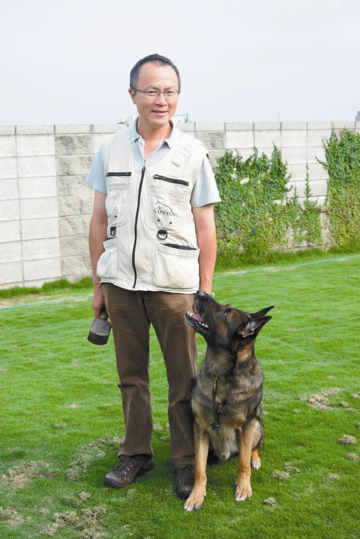 狼犬一戰成名 成老師