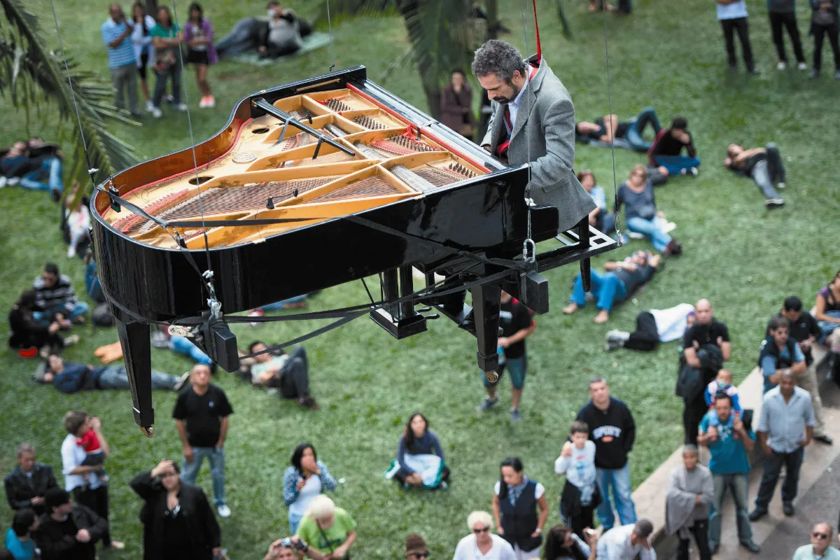 出奇招 空中彈琴