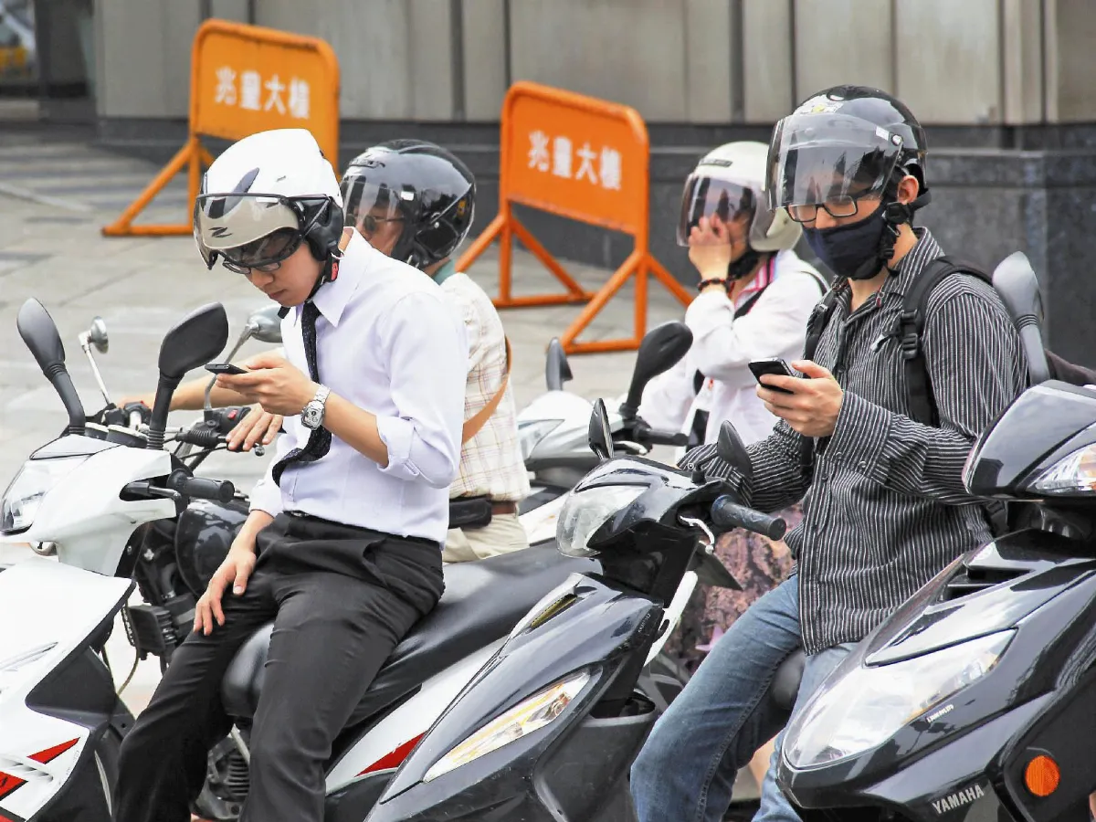 9月初前 完成子法修訂駕車玩App 將罰3千元