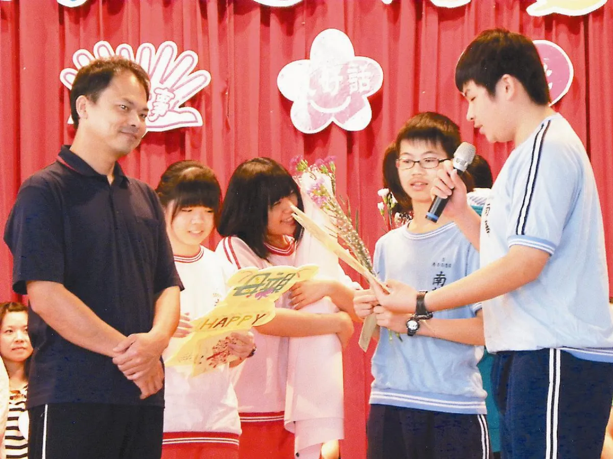 學生獻祝福 師長好感動