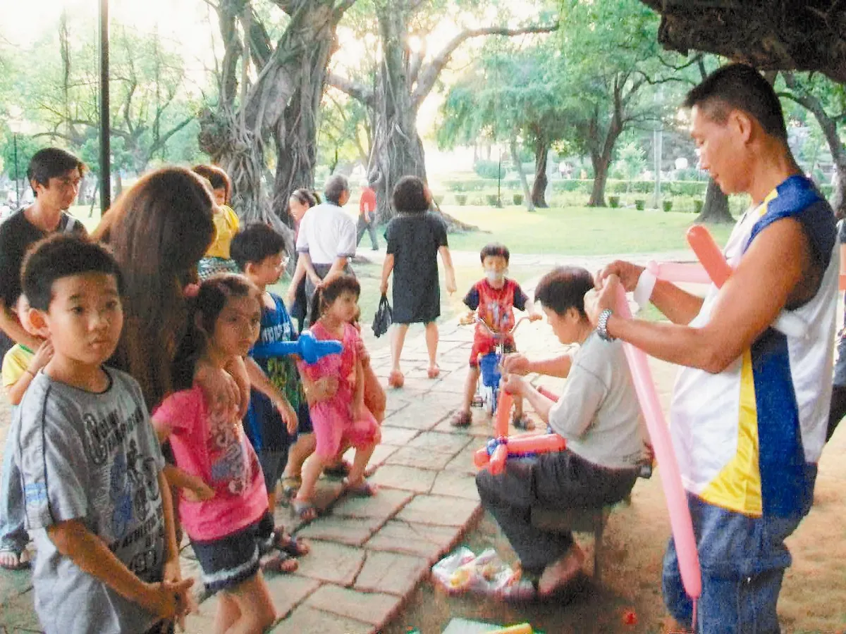 公園送汽球 大哥哥散播歡樂