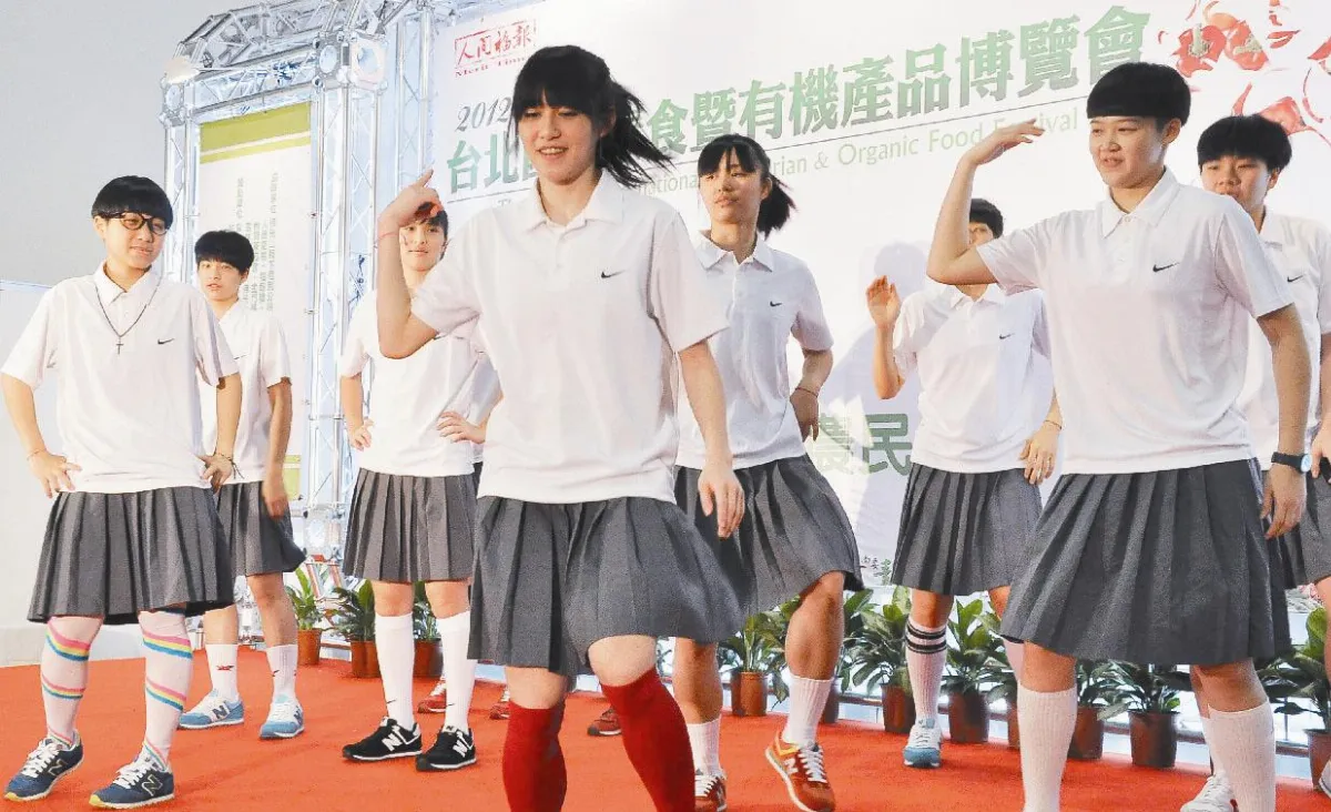 佛光大學女籃隊熱歌勁舞演出