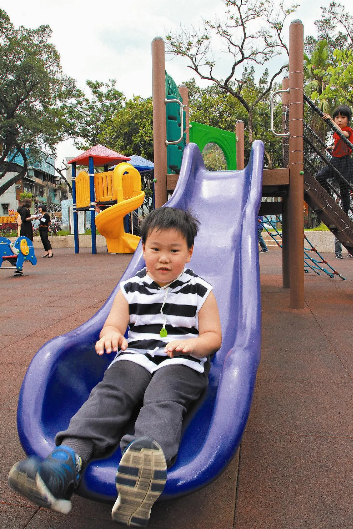 50座公園溜滑梯 僅2座合格